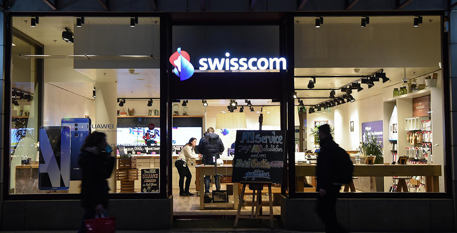 Swisscom Shop von aussen gesehen in der Nacht