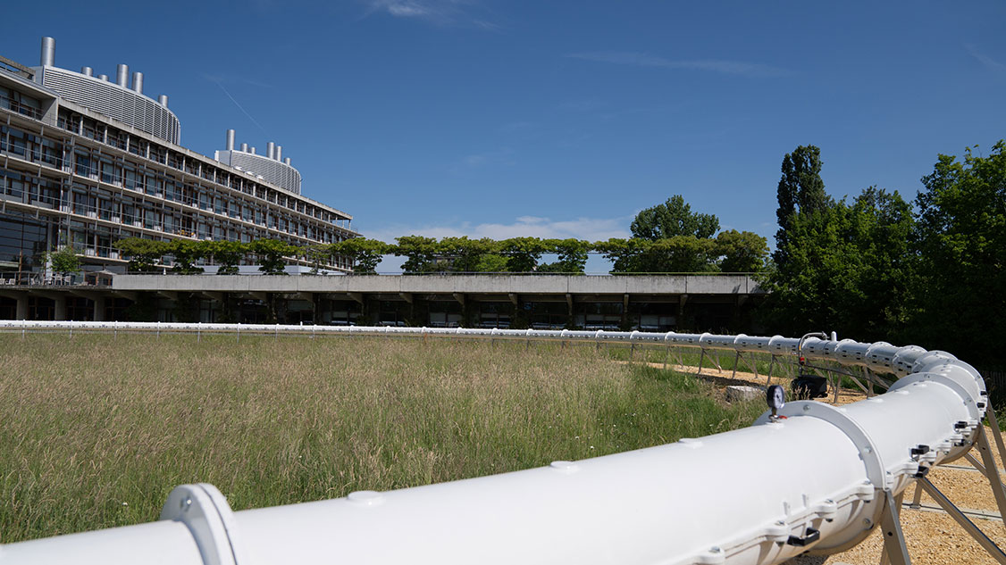 Auf dem Bild ist der Hyperloop der EPFL zu sehen, es handelt sich dabei um eine kreisrunde Metallröhre.