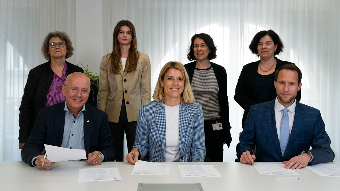 Representatives of Swisscom, transfair and syndicom at the signing of the contract
