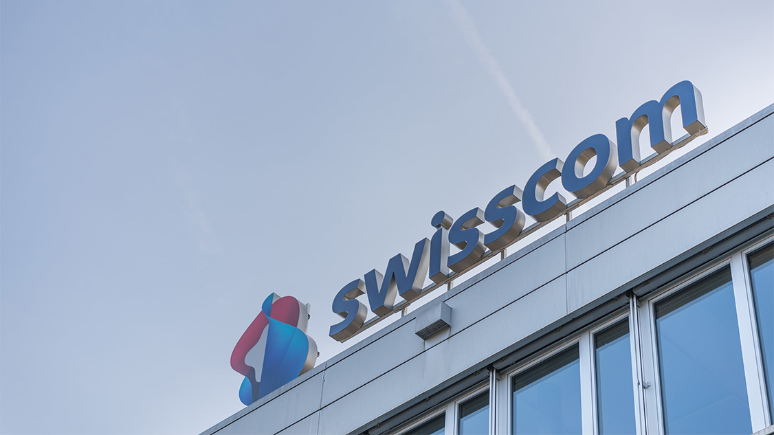 Das Swisscom Logo in Nahaufnahme auf dem Dach des Hauptsitzes der Gruppe in Worblaufen.