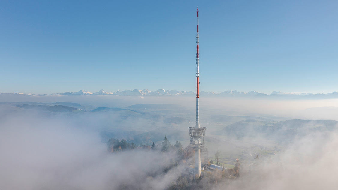 Der Bantiger Sendeturm ragt aus Wolken heraus