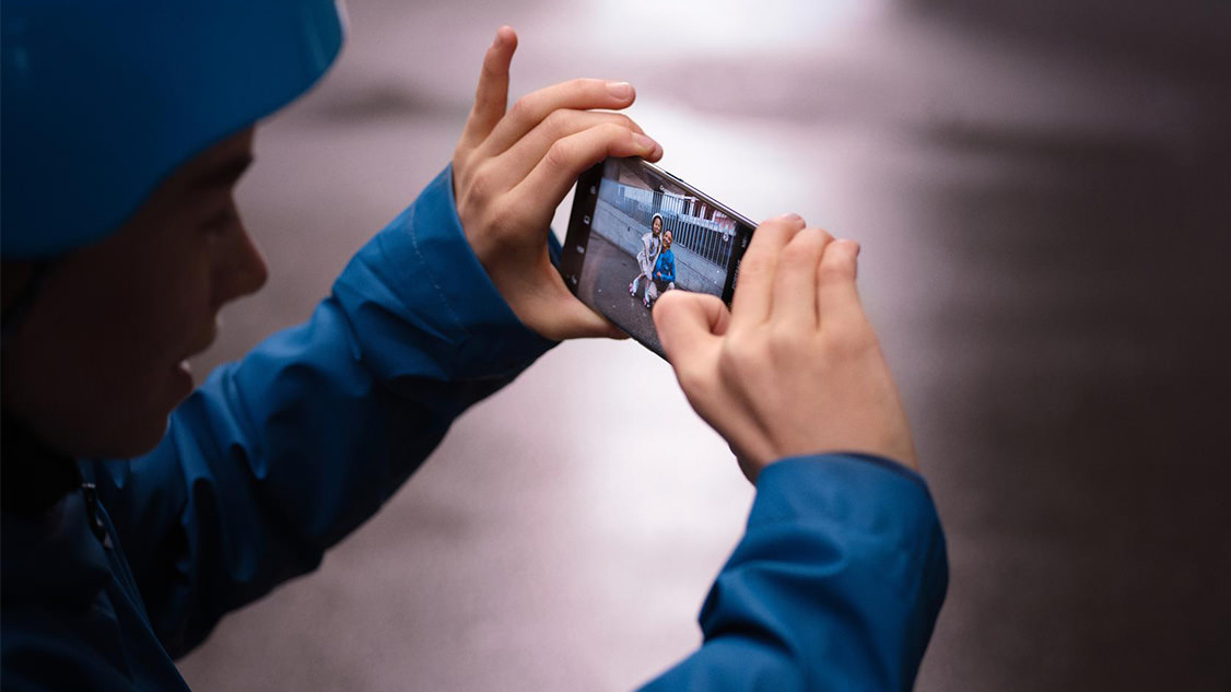 Kind am Smartphone