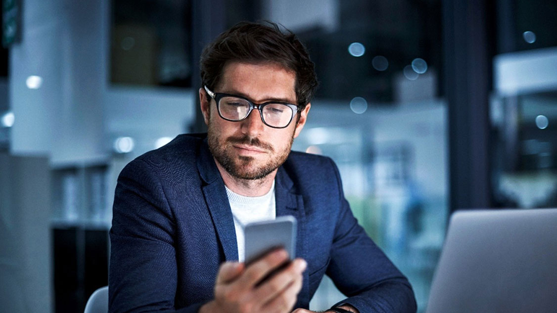 Un homme regarde son smartphone
