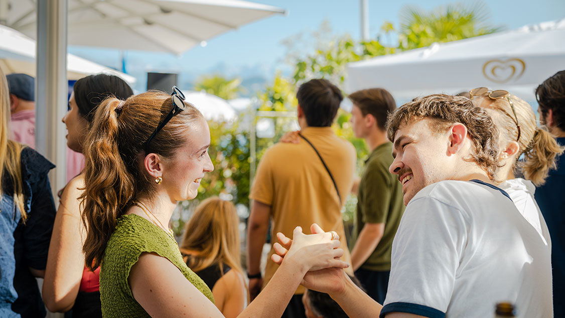 Ça y est! Deux jeunes ayant achevé leur formation se réjouissent de leur réussite.