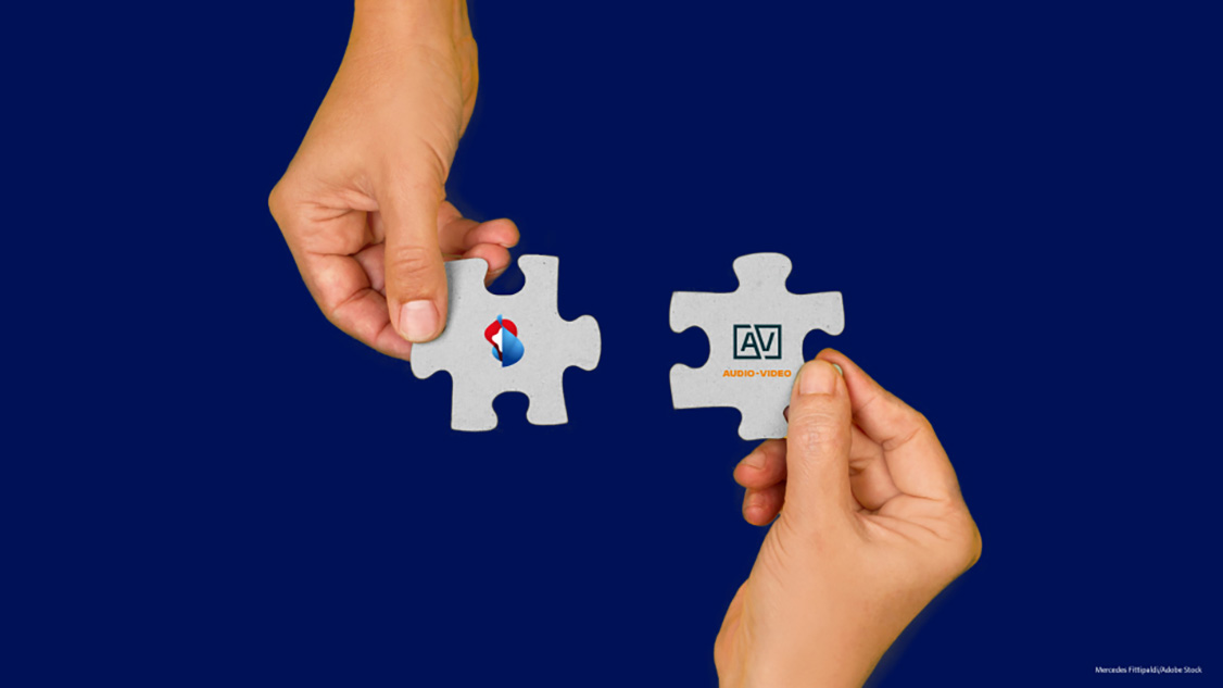 The picture shows two pieces of a jigsaw puzzle being put together. One piece shows the Swisscom logo, the other the AVGM logo.