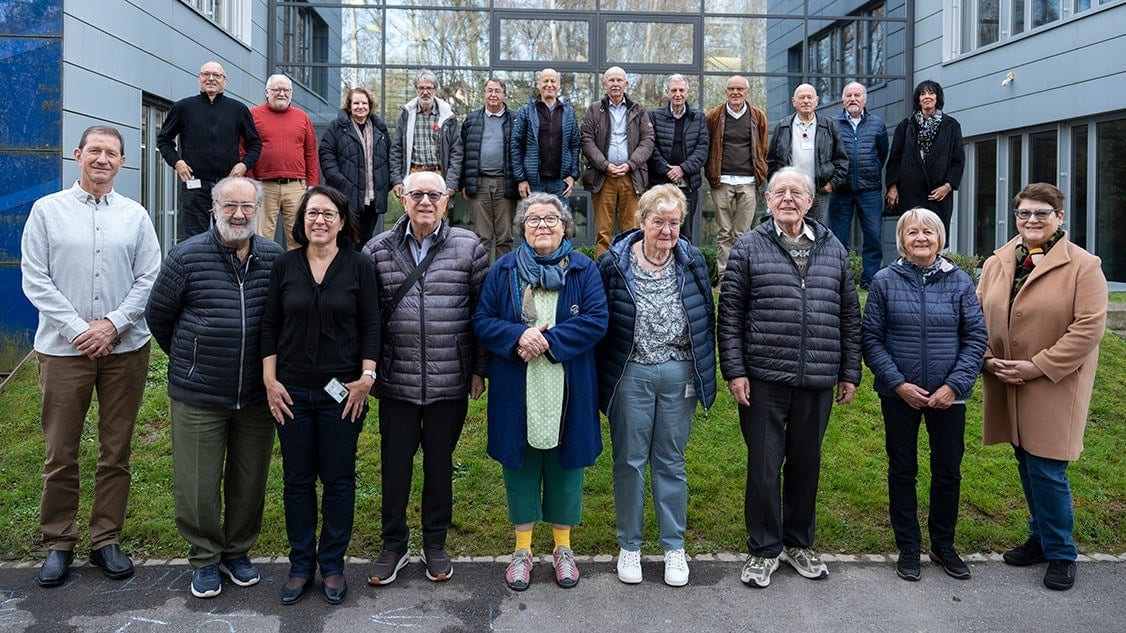 Die Pensionierten-Koordinatorinnen und -Koordinatoren vor dem Swisscom Hauptgebäude in Worblaufen