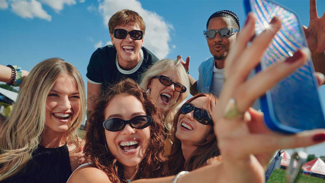 Nell’immagine si vedono sei persone che si scattano un selfie