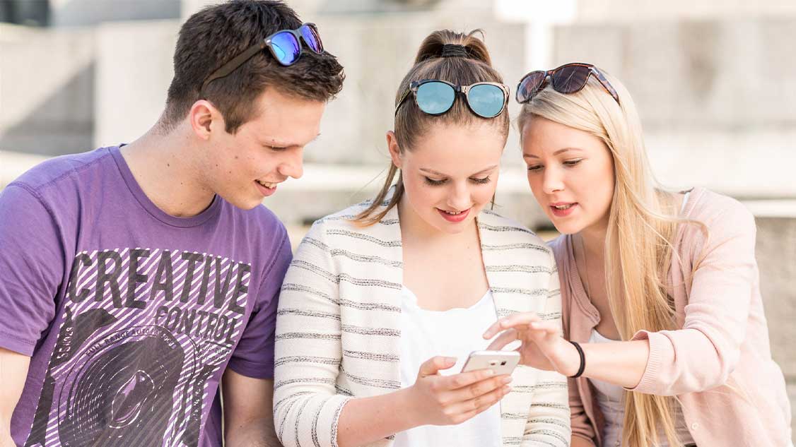 Jugendliche am Handy