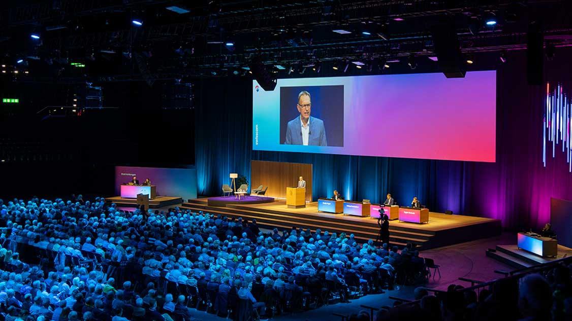 Hallenstadion de Zurich avec des rangées de chaises pleines à l'occasion de l'assemblée générale de Swisscom