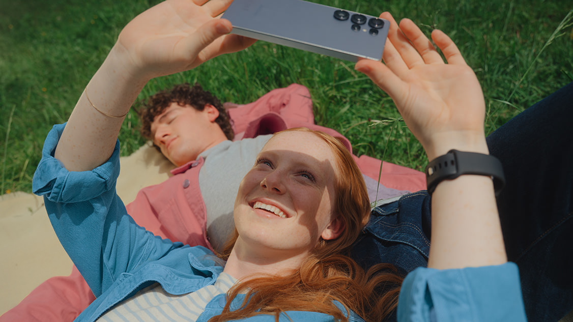 Zwei Frauen, die sich freuen und etwas auf dem Smartphone anschauen