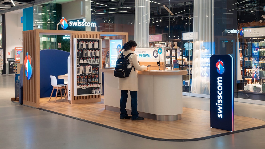 Kundinnen und Kunden lassen sich in den MediaMarkt-Filialen auf dedizierten Flächen zum Portfolio von Swisscom und Wingo beraten