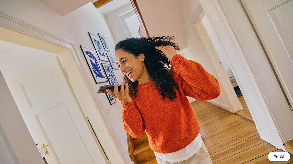 Une femme est au téléphone chez elle
