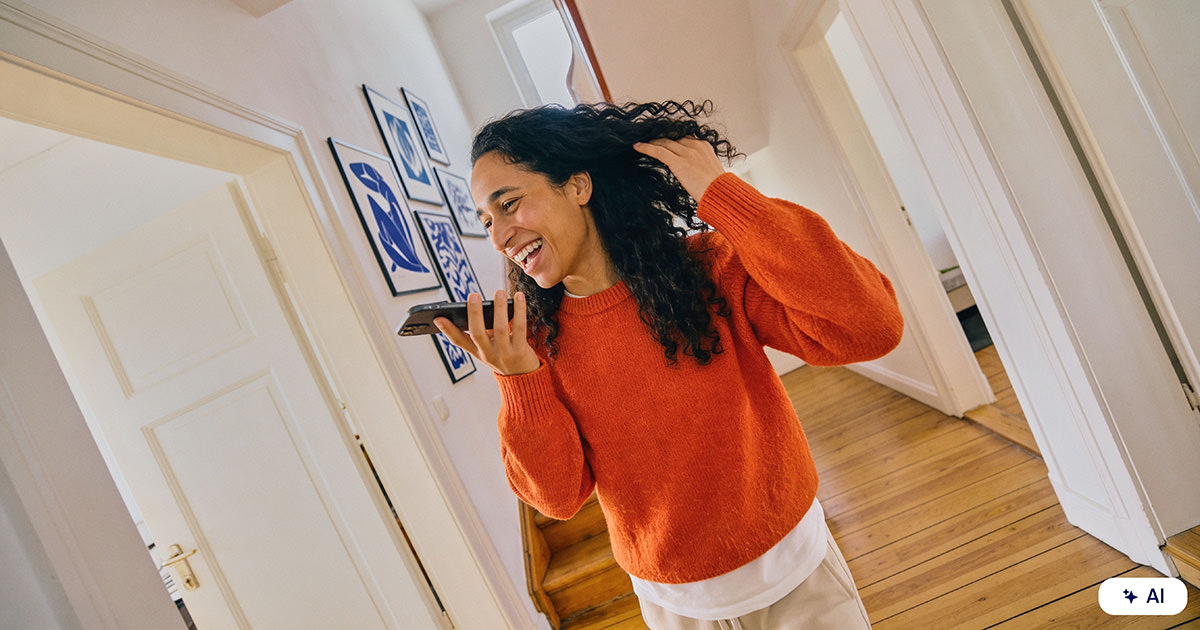 Eine Frau telefoniert zuhause
