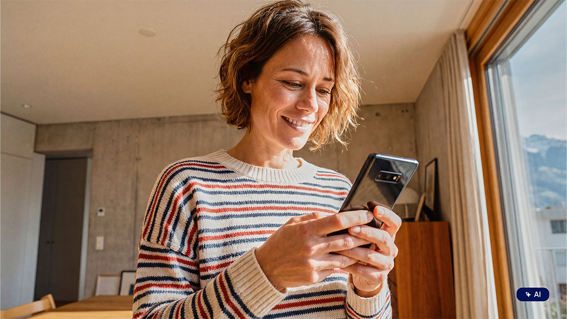 Eine Frau benutzt zuhause ihr Smartphone.