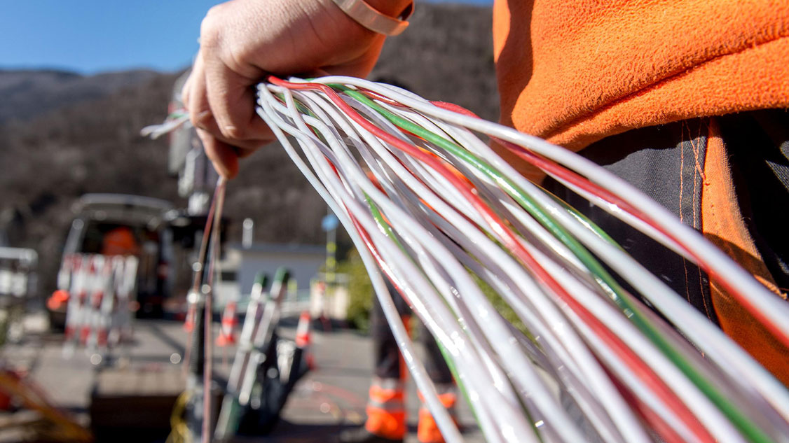 Bauarbeiter verlegt Kabel
