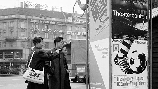 Zürich, im Jahr 1966: Japanische Touristen amüsieren sich vor einer Telefonkabine.