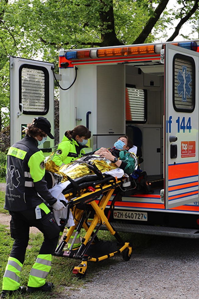 Verletzte Person wird in einen Krankenwagen geschoben.