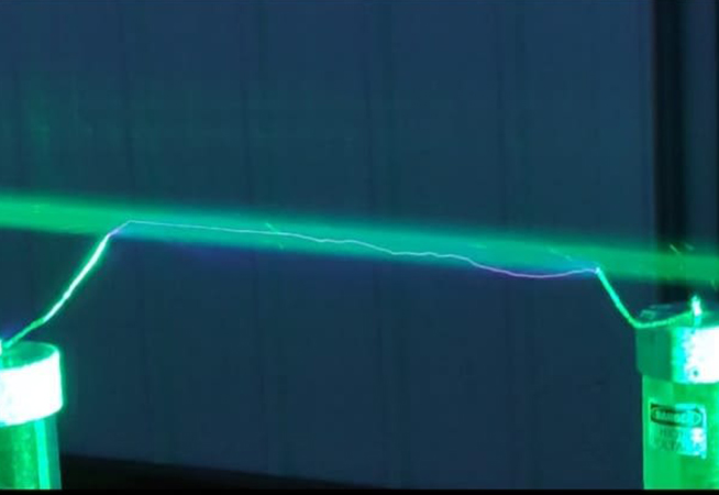 Close up von der generierung eines Laserstrahls