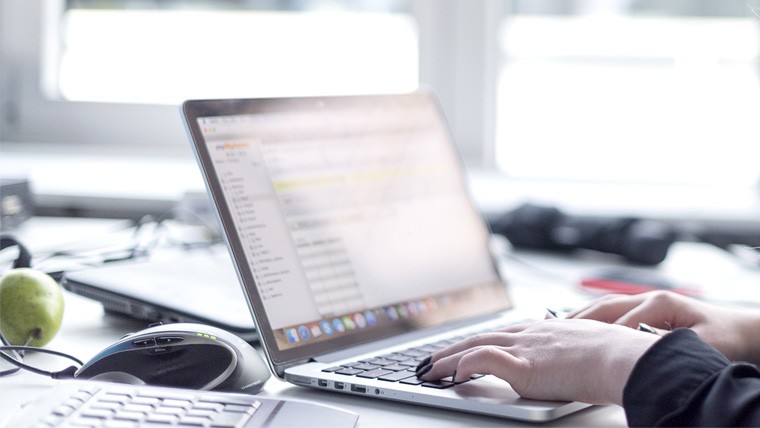 Partner - Landingpage - Arbeiten am Laptop
