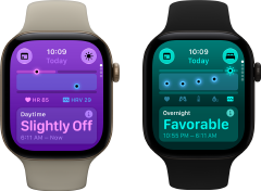 Due Apple Watch Series 12: cassa in alluminio color oro chiaro, parametri vitali diurni alterati, Digital Crown, cinturino Sport sabbia; cassa in alluminio nero, parametri vitali notturni adeguati, Digital Crown, cinturino Sport nero