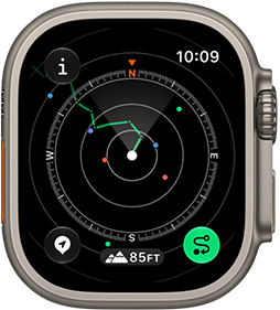 Apple Watch Ultra 4, cassa in titanio naturale, funzione “Torna sui tuoi passi” che mostra il percorso con indicazioni della bussola, lato destro, Digital Crown, tasto laterale in rilievo