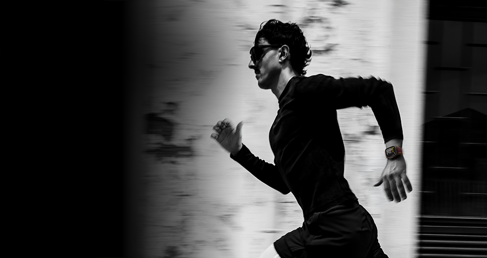 Una persona che corre indossando un Apple Watch Ultra 4