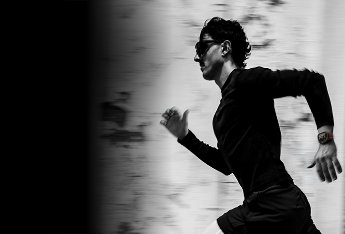 Una persona che corre indossando un Apple Watch Ultra 4