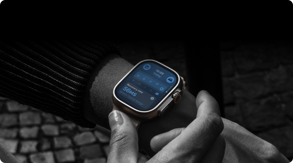 Una persona con un Apple Watch Ultra 4 al polso, parametri vitali diurni alterati