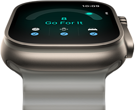 Apple Watch Ultra 4, cassa in titanio naturale, punteggio di preparazione di 8, lato destro, Digital Crown, tasto laterale in rilievo, cinturino Ocean grigio traslucido