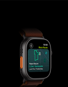 Apple Watch Ultra 4, cassa in titanio nero, funzione Sfida percorso con una mappa di un tragitto per la corsa, lato sinistro, tasto Azione, cinturino Alpine Loop borgogna