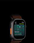 Apple Watch Ultra 4, cassa in titanio nero, funzione Sfida percorso con una mappa di un tragitto per la corsa, lato sinistro, tasto Azione, cinturino Alpine Loop borgogna