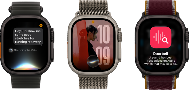 Drei Apple Watch Ultra 4 Geräte, eines mit Titangehäuse in Schwarz, Siri AI Unterhaltung, Ocean Armband in Halbtransparentem Schwarz, eines mit Titangehäuse Natur, personalisiertes Foto auf dem Zifferblatt mit Siri AI Komplikation, Milanaise Armband Titan Natur und eines mit Titangehäuse in Schwarz, Siri Rückblick, Trail Loop Armband in Burgunder