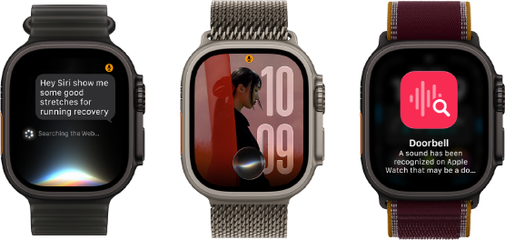 Drei Apple Watch Ultra 4 Geräte, eines mit Titangehäuse in Schwarz, Siri AI Unterhaltung, Ocean Armband in Halbtransparentem Schwarz, eines mit Titangehäuse in Natur, personalisiertes Foto auf dem Zifferblatt mit Siri AI Komplikation, Milanaise Armband in Titan Natur und eines mit Titangehäuse in Schwarz, Siri Rückblick, Trail Loop Armband in Burgunder