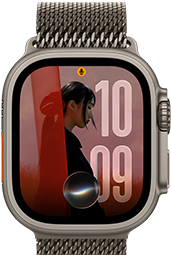 Drei Apple Watch Ultra 4 Geräte, eines mit Titangehäuse in Schwarz, Siri AI Unterhaltung, Ocean Armband in Halbtransparentem Schwarz, eines mit Titangehäuse Natur, personalisiertes Foto auf dem Zifferblatt mit Siri AI Komplikation, Milanaise Armband in Titan Natur und eines mit Titangehäuse in Schwarz, Siri Rückblick, Trail Loop Armband in Burgunder