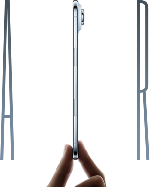 Una mano che tiene fra pollice e indice un iPhone Air celeste mostrato di lato, profilo sottilissimo, sistema con fotocamera Fusion; tasti: tasto laterale e tasto del Controllo fotocamera