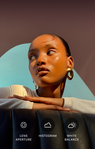Portrait lumineux en gros plan d’une personne sur un fond coloré, illustrant l’interface des commandes Pro du système caméra pro: ouverture, histogramme, balance des blancs