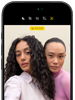 iPhone 18 Pro, noir, face avant, affichant deux modèles qui posent pour la caméra, mettant en avant la caméra avant Center Stage