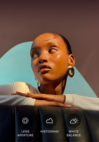 Primo piano di una persona ben illuminata su uno sfondo colorato, a mostrare l’interfaccia dei controlli professionali del sistema di fotocamere Pro: apertura dell’obiettivo, istogramma e bilanciamento del bianco