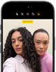 iPhone 18 Pro, Schwarz, Vorderseite, zwei Models posieren für die Kamera, die Center Stage Frontkamera wird gezeigt