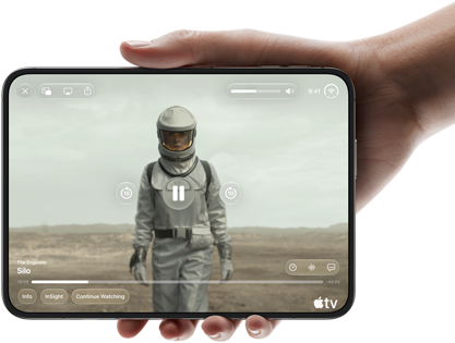 iPhone Duo, in einer Hand gehalten, im Querformat geöffnet, komplett ausgeklappt, das Display zeigt die Apple TV Serie «Silo»