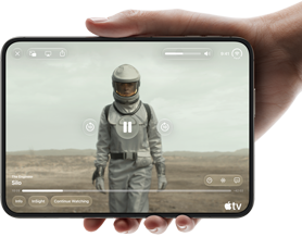 iPhone Duo, in einer Hand gehalten, im Querformat geöffnet, komplett ausgeklappt, das Display zeigt die Apple TV Serie «Silo»