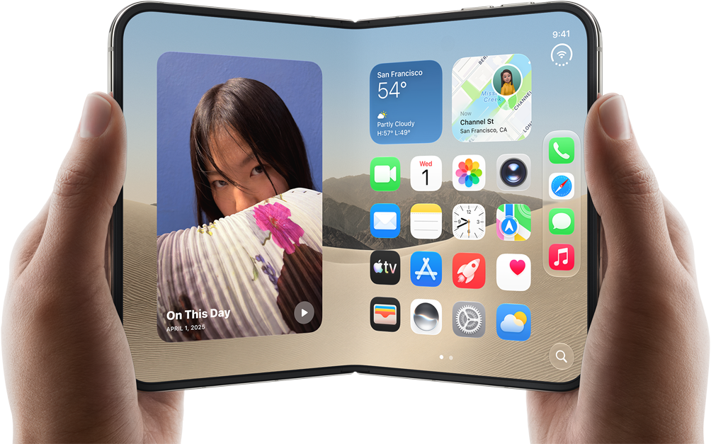 iPhone Duo, Farbe Sternenweiss, wird von zwei Händen im Querformat gehalten, aufgeklappt, das innere Display zeigt links Fotos, rechts Apps