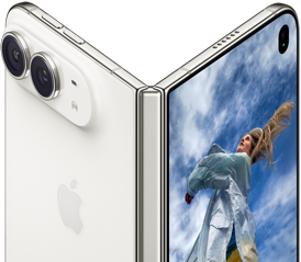 iPhone Duo, halb geöffnet wie ein Buch, mit Scharniermechanismus in der Mitte, Rückseite links mit Apple Logo und zwei Kameras, äusseres Display rechts zeigt ein Porträtfoto einer Person mit blonden Haaren