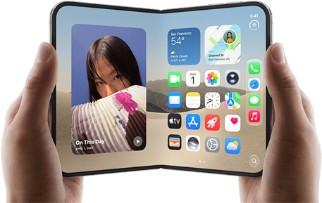 Due mani che tengono due iPhone Duo color bianco stellare in posizione orizzontale; lo schermo interno mostra le foto a sinistra e le app a destra