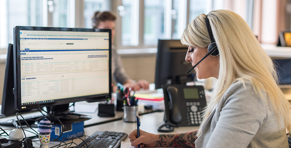 Frau im Call Center am Computer