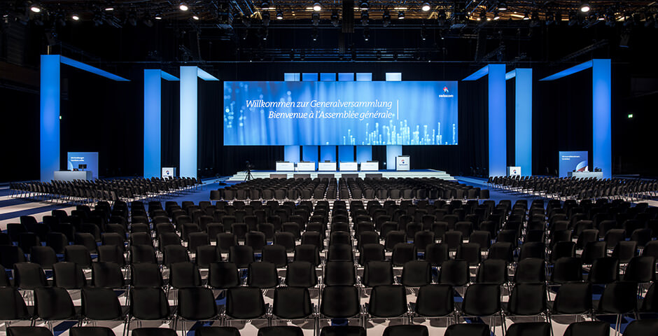 grosser Saal mit Leinwand und Stühlen