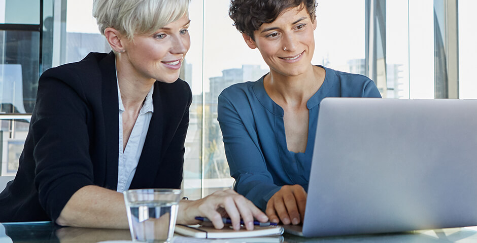 Zwei Frauen am mobilen Rechner