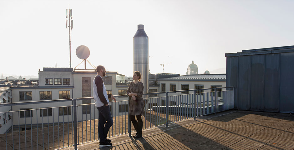 Menschen auf Dachterrasse