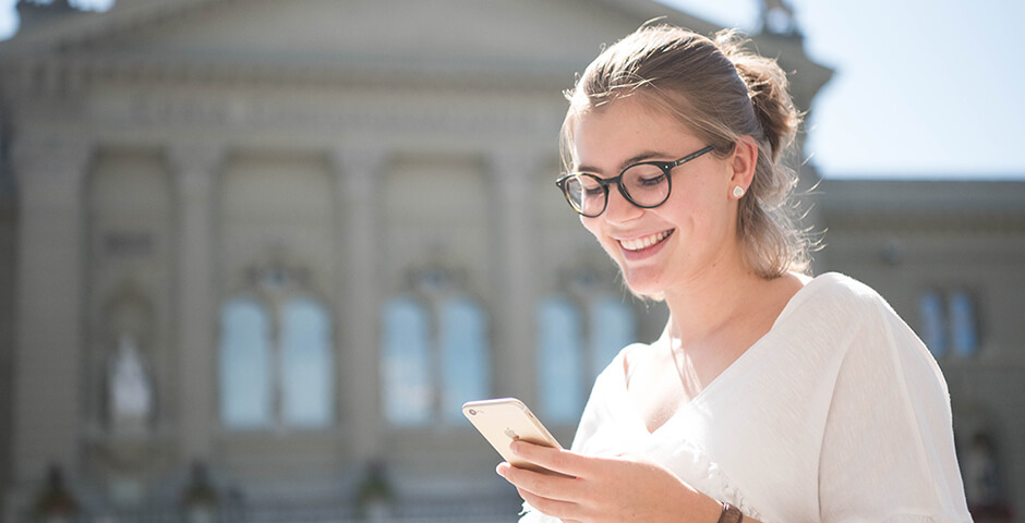 Elle se réjouit de ne pas recevoir d’appels publicitaires indésirables: une femme devant le Palais fédéral de Berne