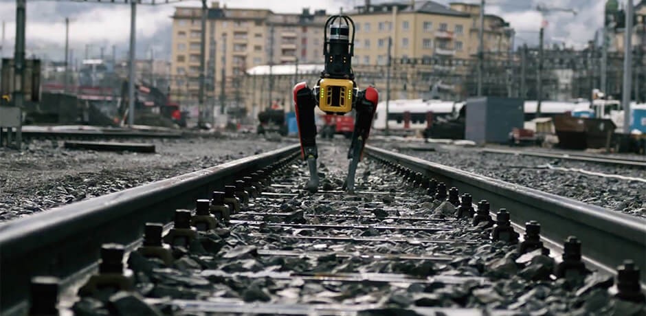 Auf dem Bild ist Spot zu sehen, der Roboterhund, der im Auftrag von Rhomberg Sersa die Bahngeleise inspiziert.